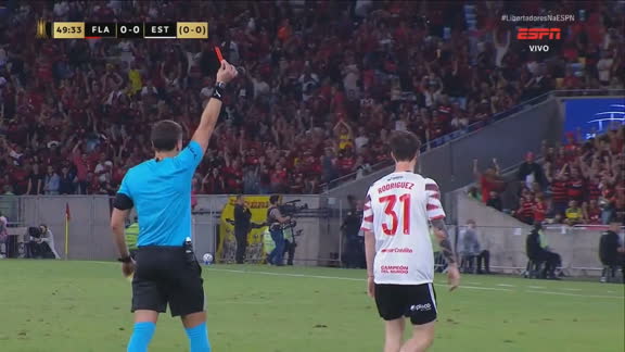 EXPULSO! Baltasar Rodriguez puxa Samuel Lino, recebe segundo cartão amarelo e Flamengo fica com um a mais contra o Estudiantes