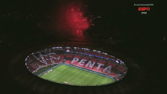 DE ARREPIAR! Torcida do Flamengo faz linda festa para receber a equipe para a decisão contra o Estudiantes