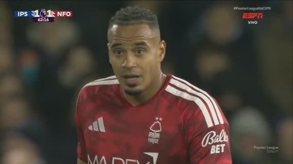 Murillo, ex-Corinthians, acerta cabeçada muito perigosa e quase marca um belo gol em Ipswich Town x Nottingham Forest