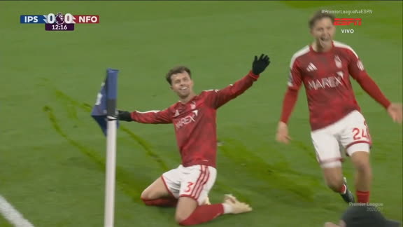 Gol do Nottingham Forest! Neco Williams aparece livre na área e abre o placar contra o Ipswich Town na Premier League