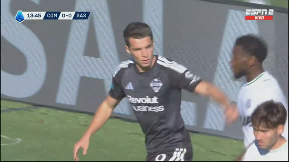 Douvikas estrelló su remate en el palo ante el Sassuolo