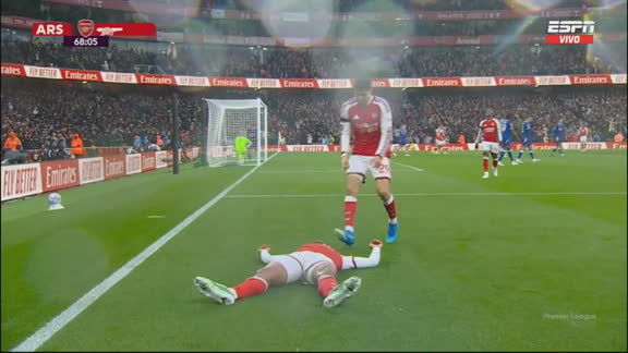 ¡Gabriel ganó de cabeza y puso el 2-0 del Arsenal!
