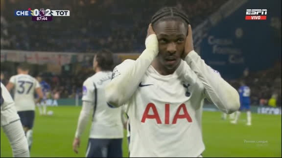 Mathys Tel la puso contra el palo y aumentó la ventaja frente al Chelsea