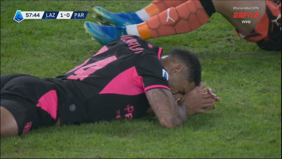 Gol contra brasileiro! Diego Carlos, do Parma, tenta cortar cruzamento mas manda contra o próprio gol; VEJA