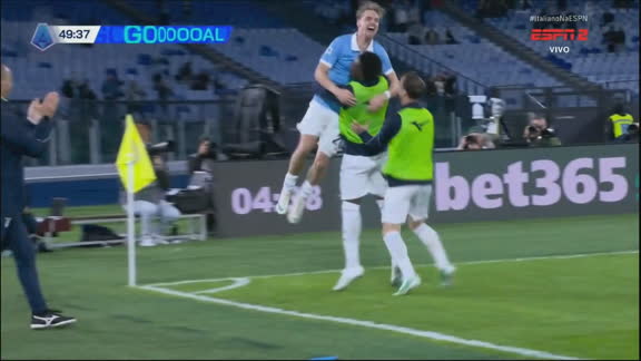Gol da Lazio! Taylor aproveita desvio do zagueiro, bate rasteiro e abre o placar contra o Parma; VEJA