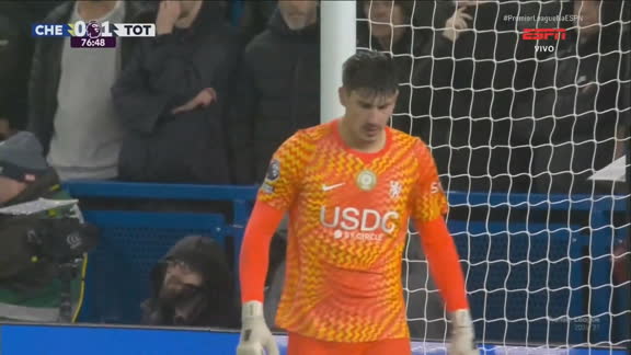Gol contra do Chelsea! Goleiro comete falha bizarra, manda para a própria meta e deixa Tottenham em vantagem; VEJA