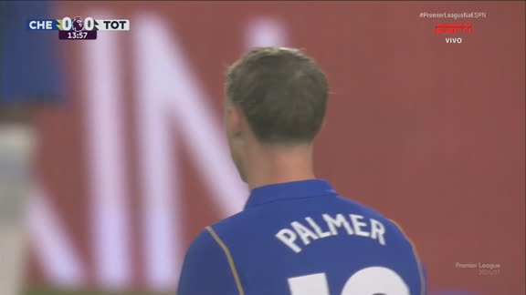 Seria um GOLAÇO do Chelsea! Palmer chuta com muita categoria, mas para em defesaça de goleiro do Tottenham; VEJA