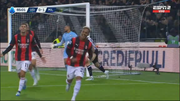 ¡Hutchinson estuvo muy atento y marcó el 2-0 del Milan!