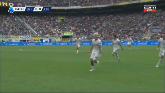 ¡Para cerrar el Giuseppe Meazza! Jimenez y un golazo para el 1-0 de la Fiorentina ante Inter