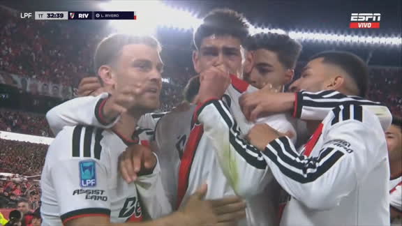 ¡Cabezazo goleador de Rivero para adelantar a River ante Racing!