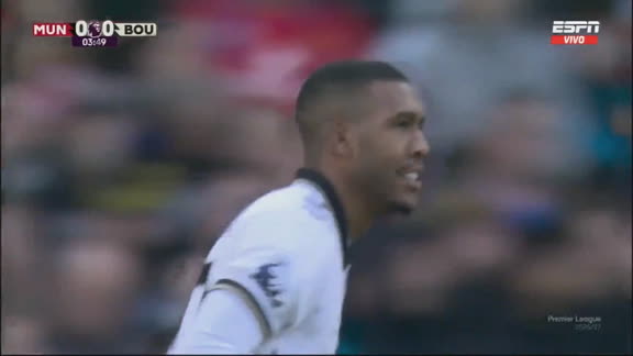 Rayan tuvo la primera chance de riesgo ante el Manchester United