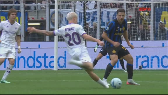 Golaço da Fiorentina! Jiménez solta petardo de fora da área e abre o placar contra a Inter de Milão