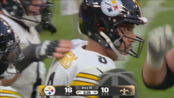 ¡Rodgers conquista un first down importantísimo para los Steelers!