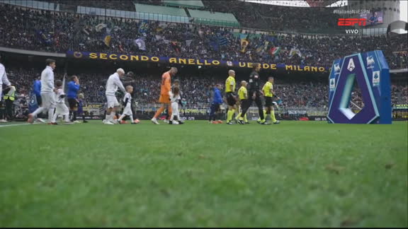 Jogadores da Inter de Milão e Fiorentina entram em campo no San Siro para duelo do Campeonato Italiano