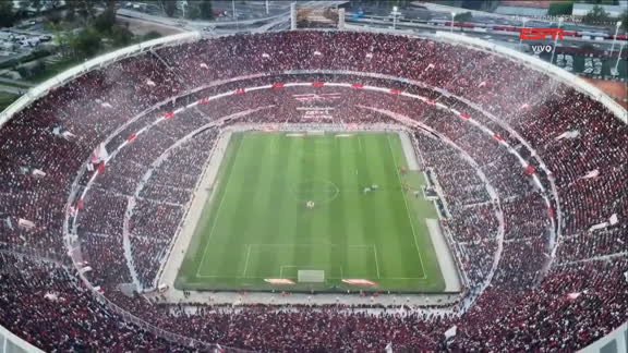 Linda festa no Monumental! Torcida do River Plate lota estádio para clássico contra o Racing