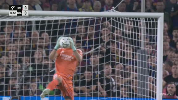 ¡Lunin atrapa un atrevido intento de Anthony Gordon!