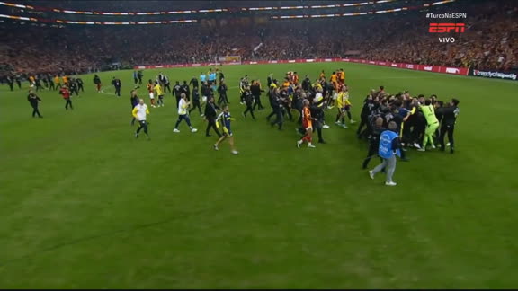 Fechou o tempo! Galatasaray x Fenerbahçe tem confusão generalizada após o apito final