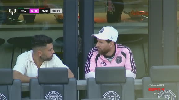 Lionel Messi e Jordi Alba acompanham jogo do Palmeiras na Messi Cup