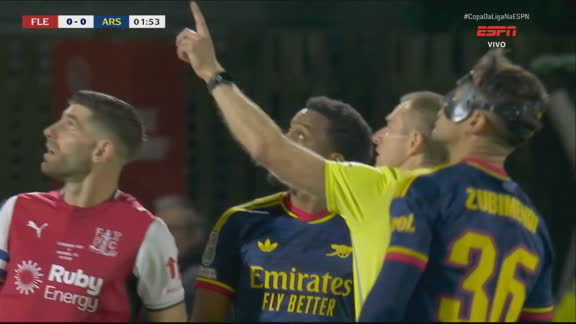 Paralisação inusitada! Drone interrompe Fleetwood Town x Arsenal por cerca de oito minutos