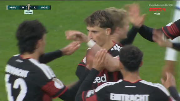 GOL DO FRANKFURT! Após bela jogada, Koch cabeceia firme e abre o placar contra o Hamburgo; VEJA