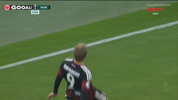Golaço do Frankfurt! Gotze cruza para Burkardt que domina de peito e bate rasteiro para ampliar; VEJA
