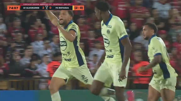 ¡GOOOL DE  MOTAGUA!  Jhon Ruiz  empuja el balón  al área y anota el 1 a 2 ante Alajuelense al 74´