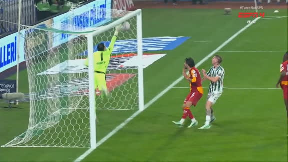 DEFESAÇA INSANA! Cakir, goleiro do Galatasaray, tem reflexo muito rápido e tira a bola de cima da linha; VEJA