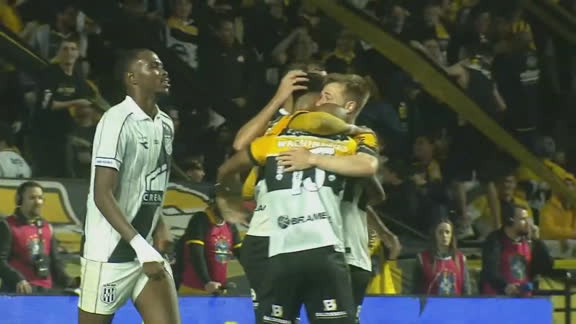 Presentaço! Palacios, da Ponte, toca errado, e a bola sobra para Diego Gonçalves ampliar para o Criciúma; VEJA