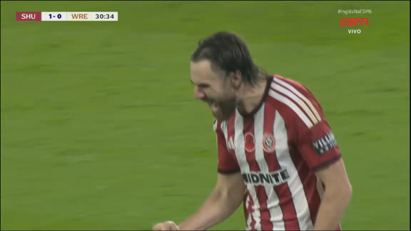 Gol do Sheffield United! Brereton pega o rebote na pequena área e abre o placar contra o Wrexham na Championship