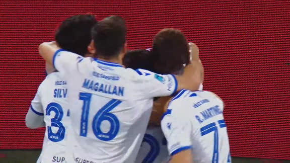 Gran asistencia de Pellegrini y Policella la desvió para el 1-0 de Vélez sobre San Lorenzo