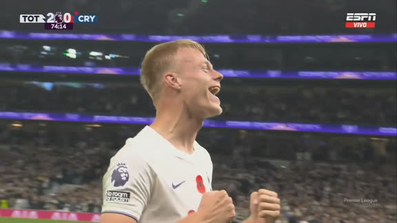 ¡Desde el piso! Jan Paul van Hecke puso el 2-0 ante el Crystal Palace