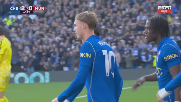 ¡Minuto fatal para el United: expulsado Licha Martínez y gol de Palmer