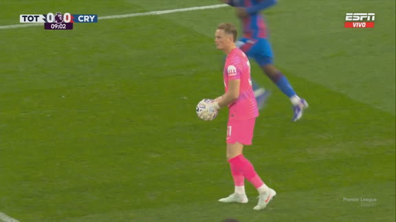 Pino tuvo la primera chance del encuentro ante el Tottenham Hotspur