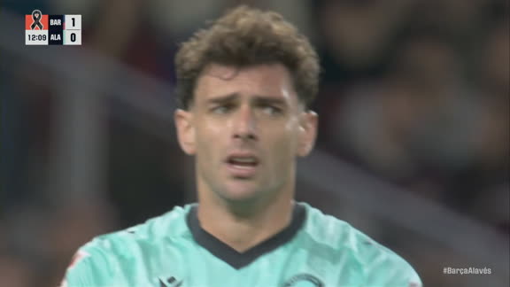 ¡Rodri bloquea con el rostro el cabezazo de Boyé!