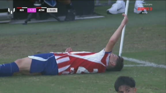 Gol do Atlético de Madrid! Pablo Jiménez bate sem ângulo e surpreende o goleiro para empatar o jogo; VEJA