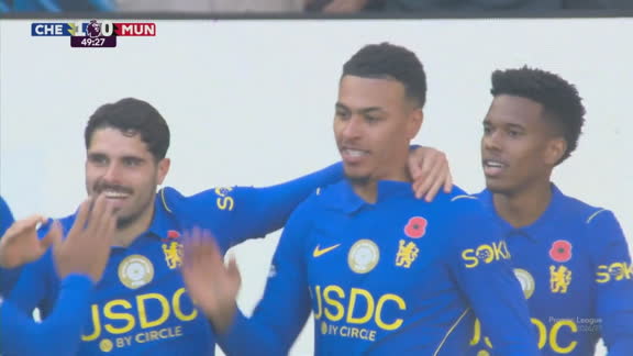 Gol do Chelsea! Rogers dispara, finaliza com linda cavadinha e abre o placar contra o United no Stamford Bridge
