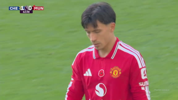 Zagueiro do Manchester United é expulso após cometer pênalti sem noção em cobrança de escanteio de Estêvão