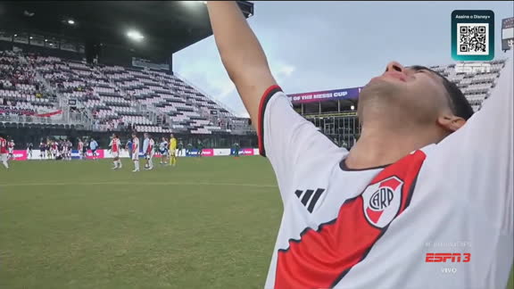 Goleiro do River na Messi Cup converte sua cobrança, provoca adversário e pega pênalti da classificação para a final; VEJA!