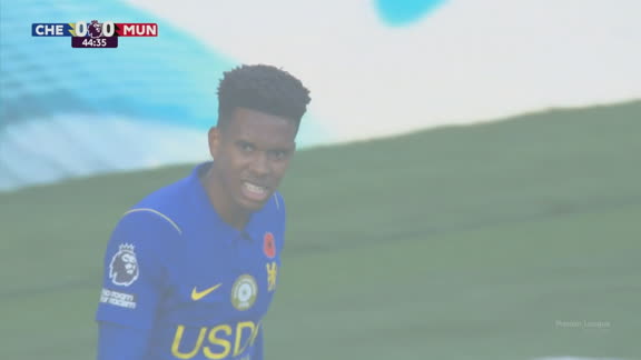 Estêvão puxa contra-ataque, vai para cima da defesa do United e cria última grande chance do Chelsea no 1º tempo