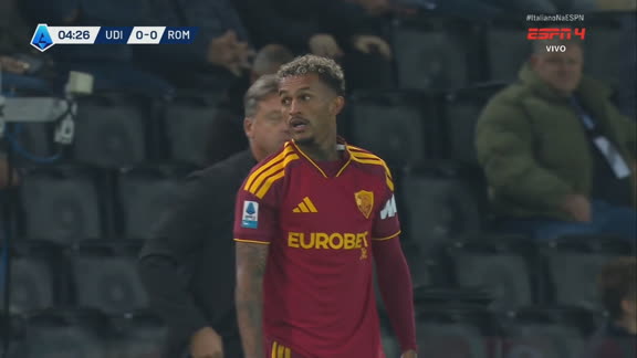Wesley tenta dar caneta em jogador da Udinese e é barrado com falta; VEJA