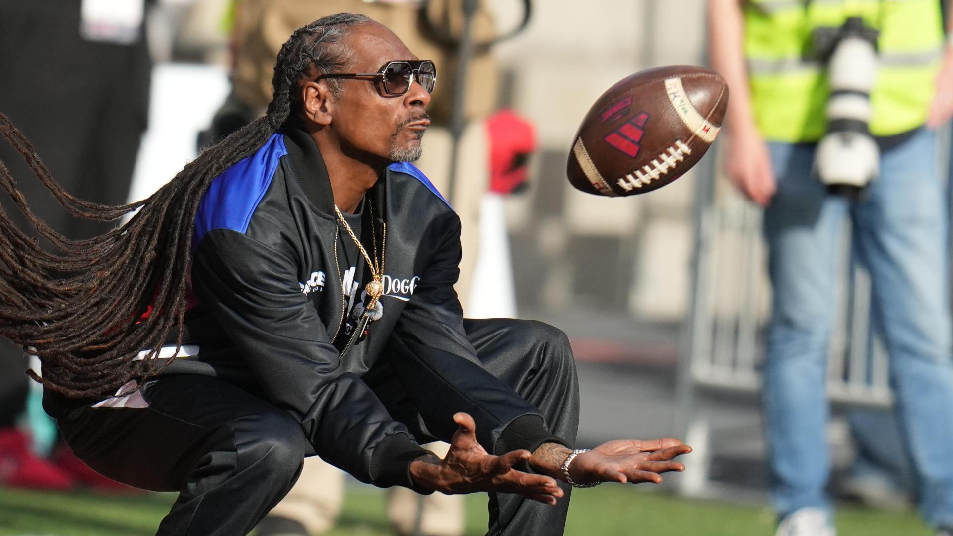 Snoop Dogg halts interview to make diving grab on kickoff - ESPN Video