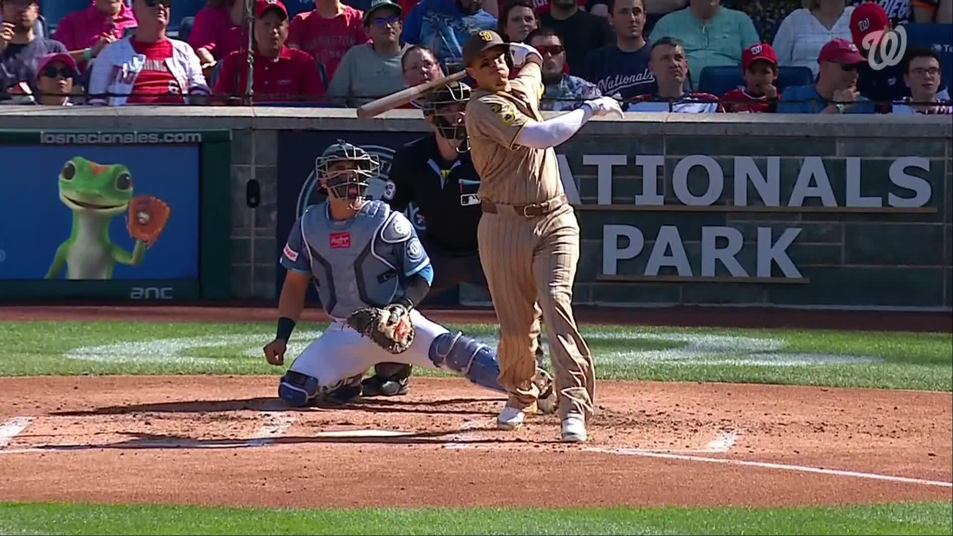 Manny Machado hits home run