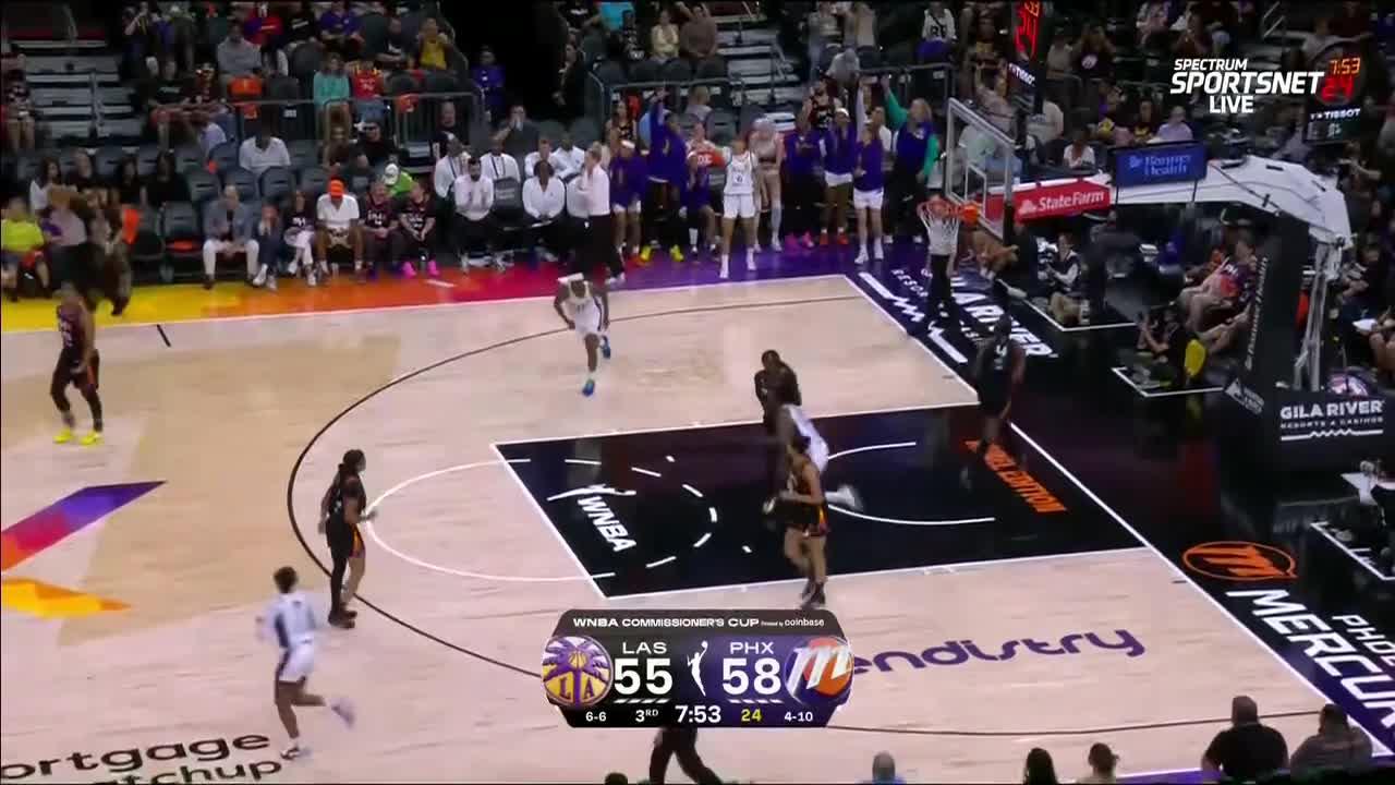 Kelsey Plum hits the basket