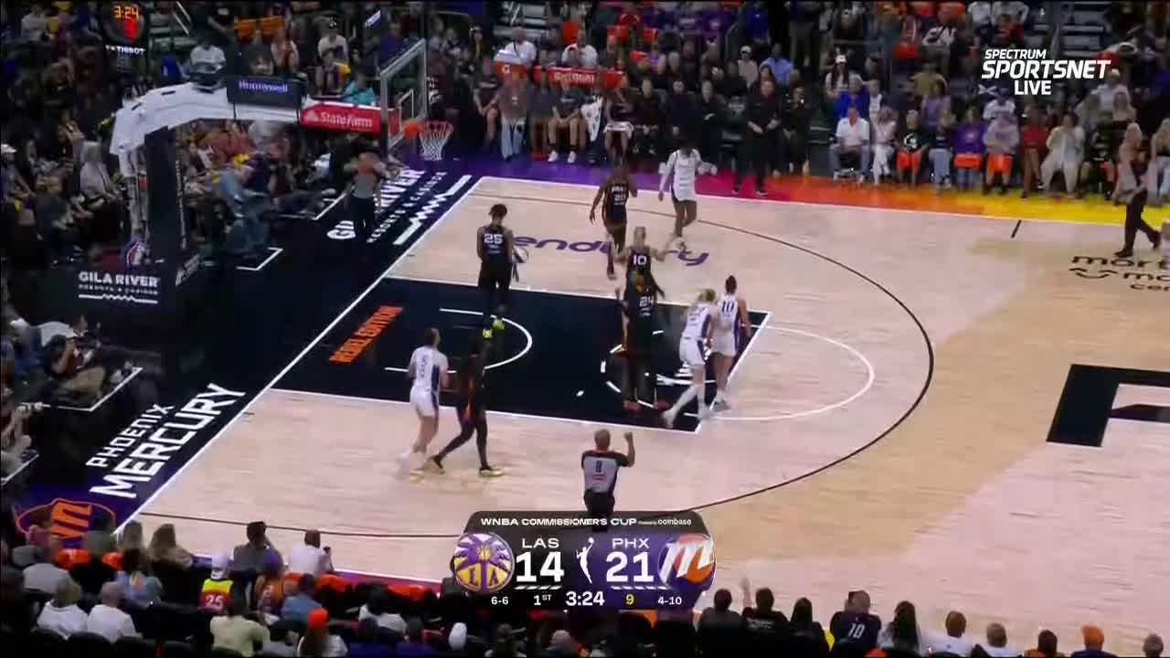 Kelsey Plum hits the basket