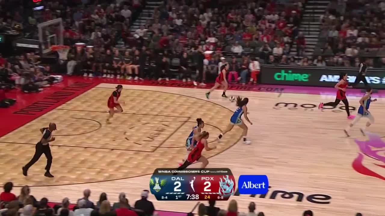 Azzi Fudd drains the shot