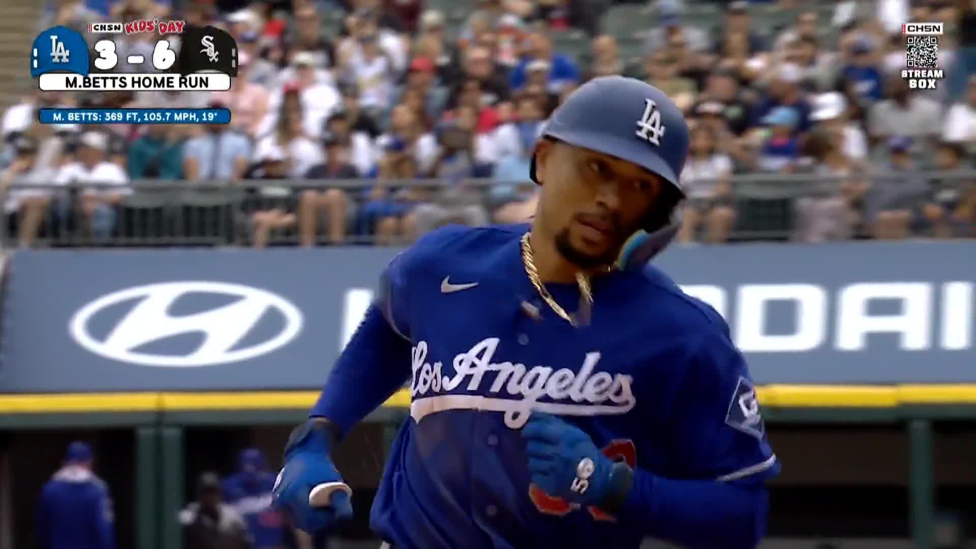 Mookie Betts crushes a home run