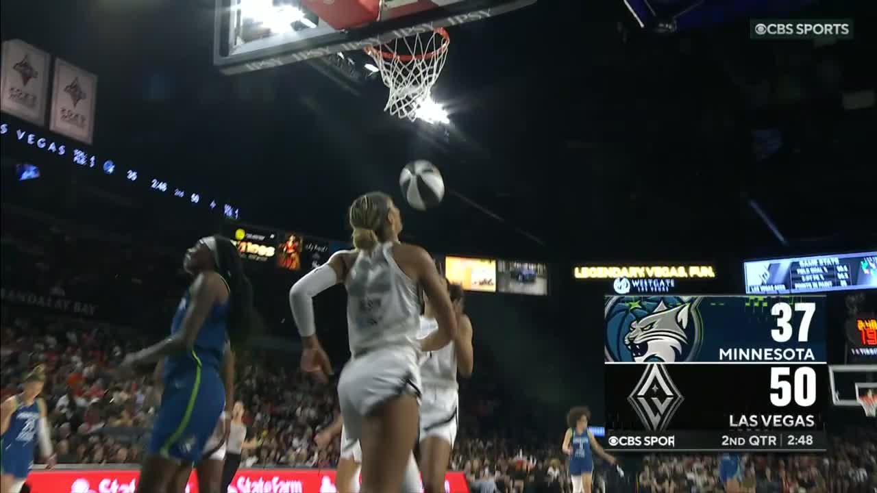 Natasha Howard drains the shot