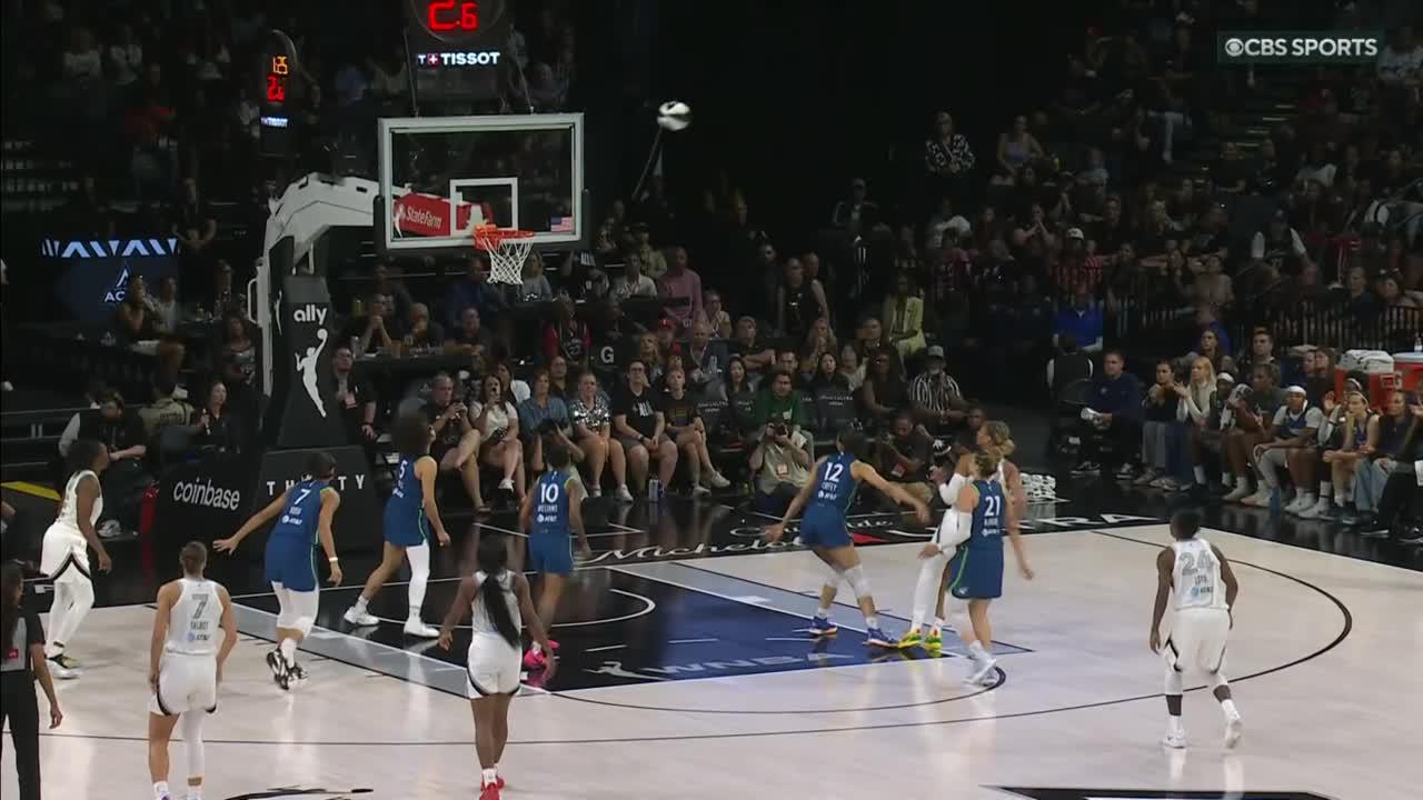 A'ja Wilson hits the basket