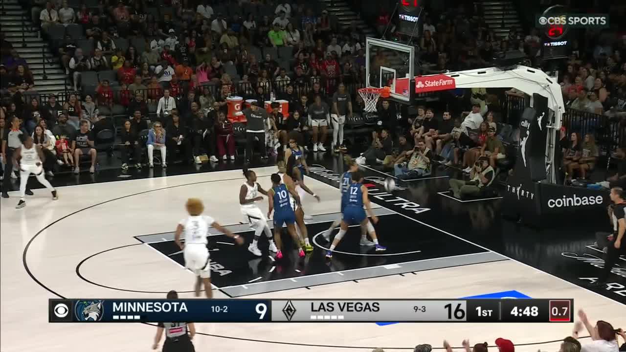 NaLyssa Smith drains the shot