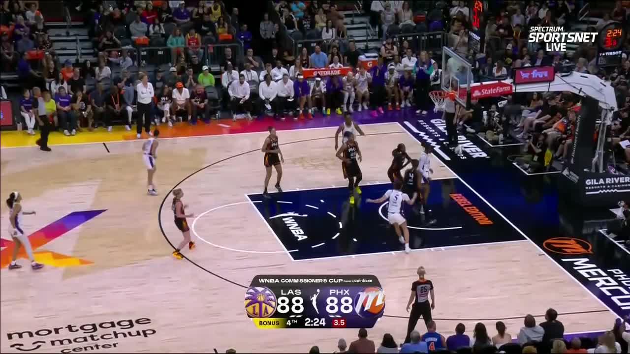 Kelsey Plum drains the shot